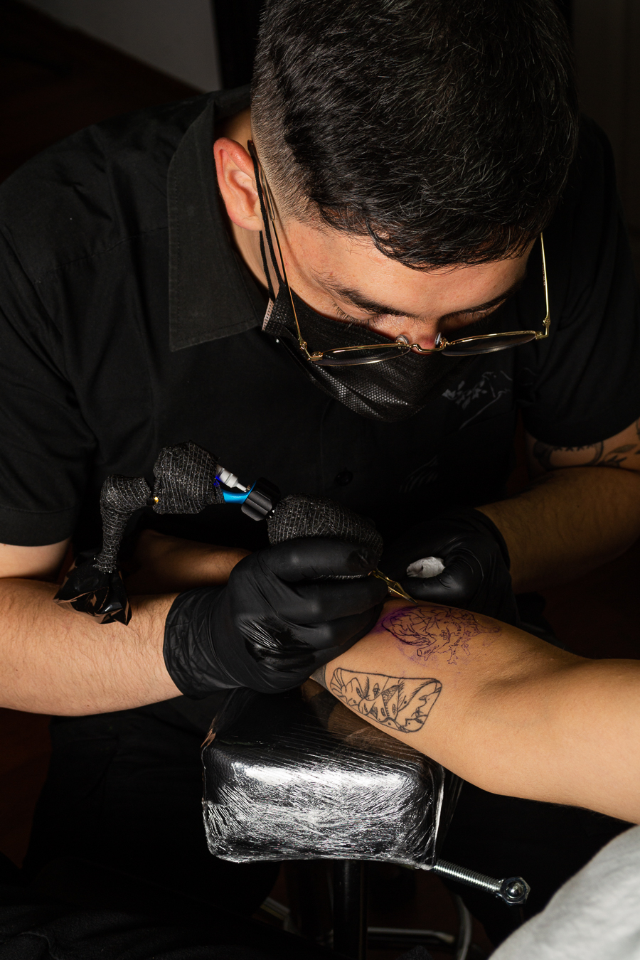 Persona realizando tatuaje